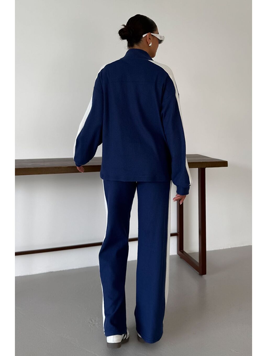 Kadın Lacivert V Yaka Beyaz Çizgi Detaylı Kazak Alt-Üst Pantolonlu Takım-7