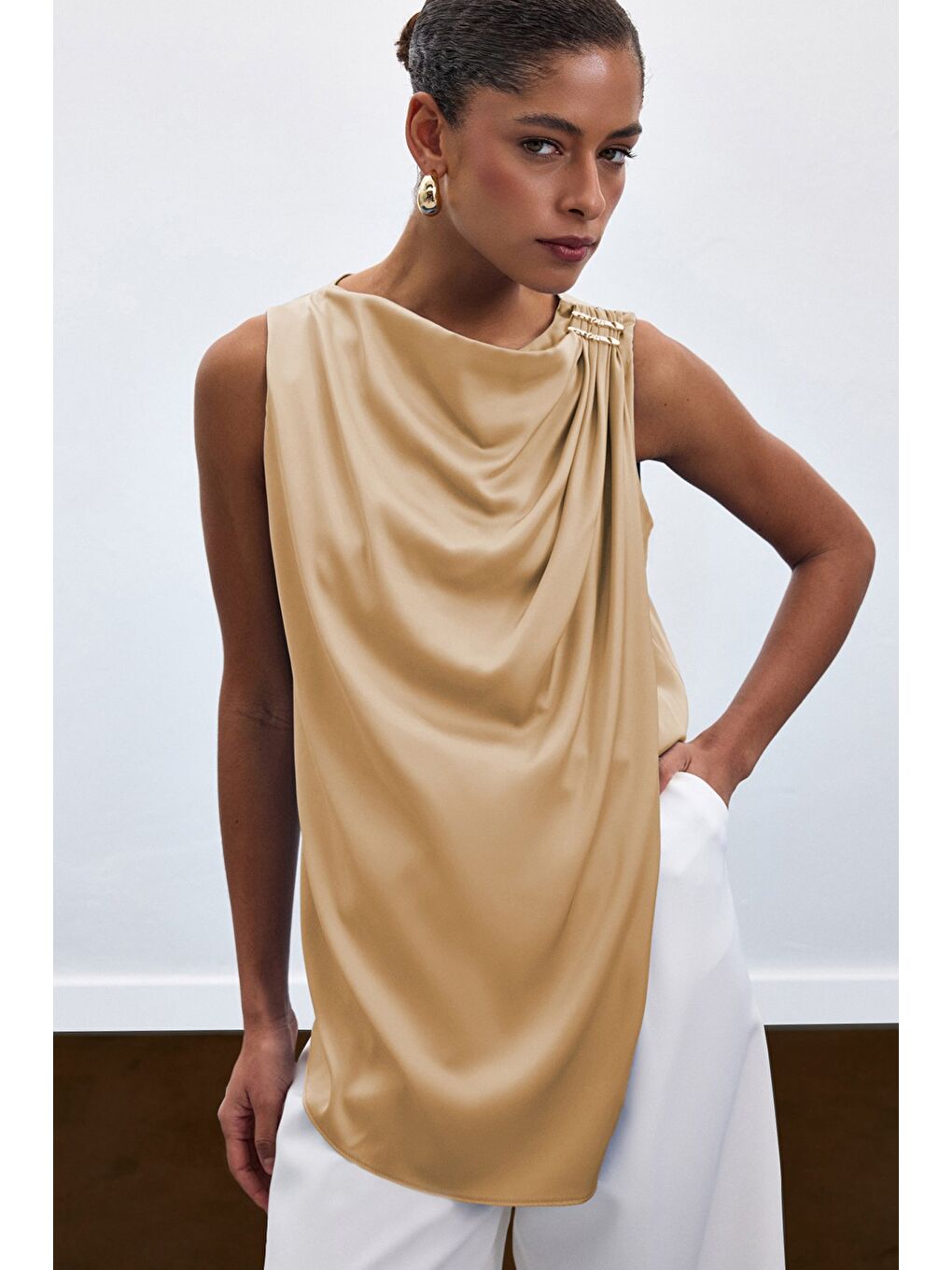 Kahverengi Aksesuar Detaylı Kolsuz Bluz - Camel-3