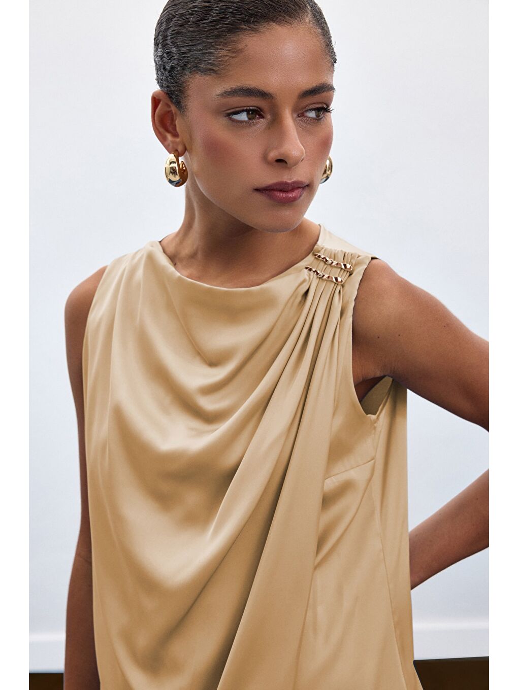 Kahverengi Aksesuar Detaylı Kolsuz Bluz - Camel-4