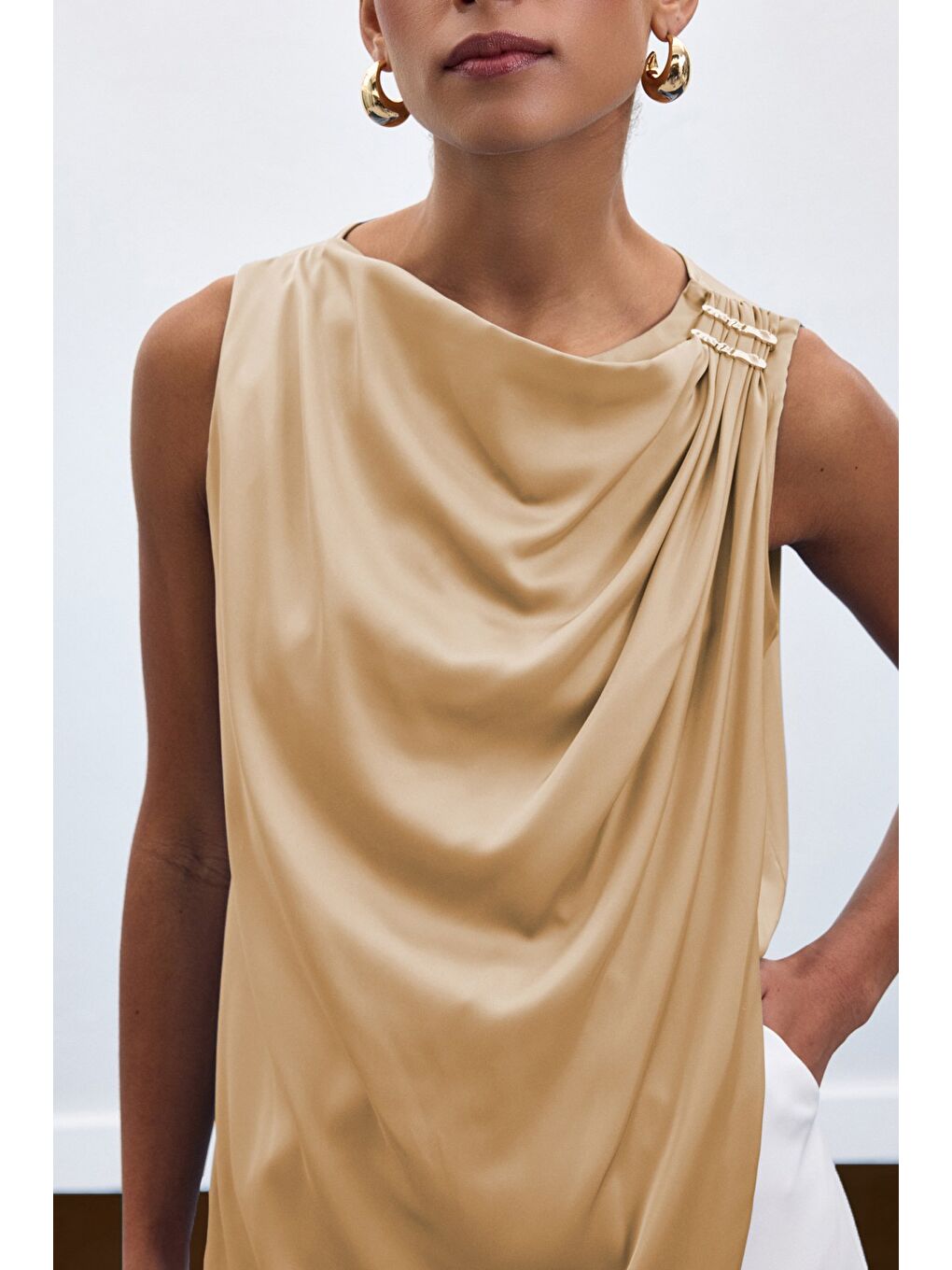 Kahverengi Aksesuar Detaylı Kolsuz Bluz - Camel-5