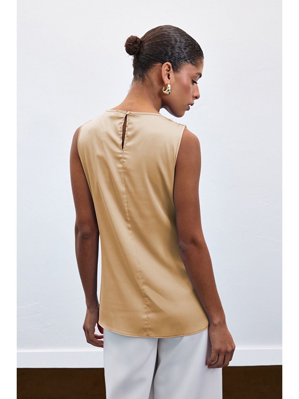 Kahverengi Aksesuar Detaylı Kolsuz Bluz - Camel-6