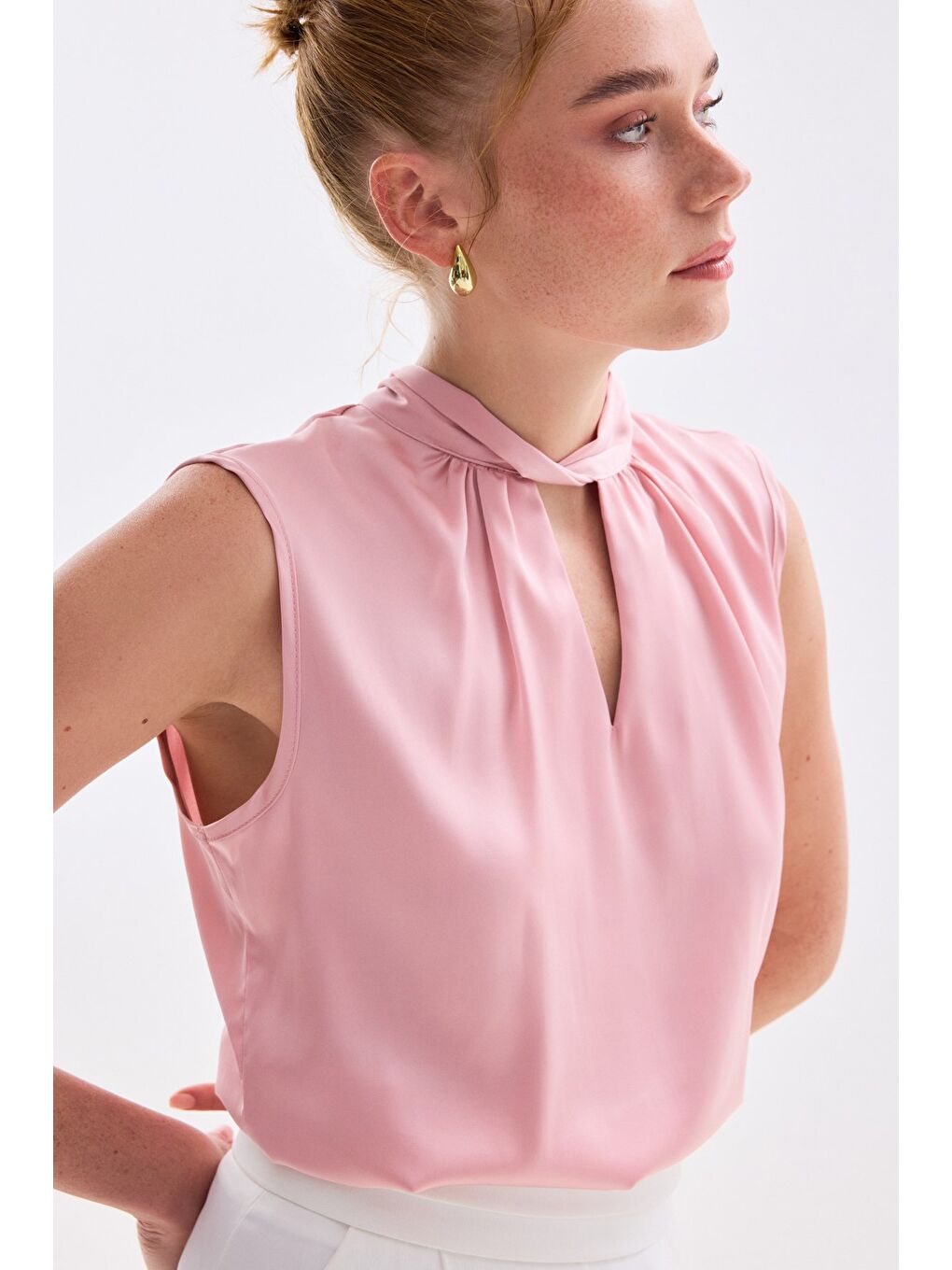 Yaka Detaylı Saten Bluz - Pembe-2