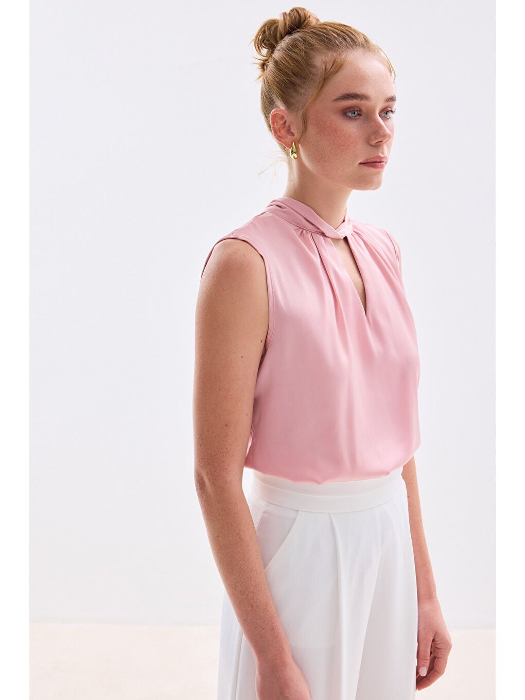 Yaka Detaylı Saten Bluz - Pembe-3