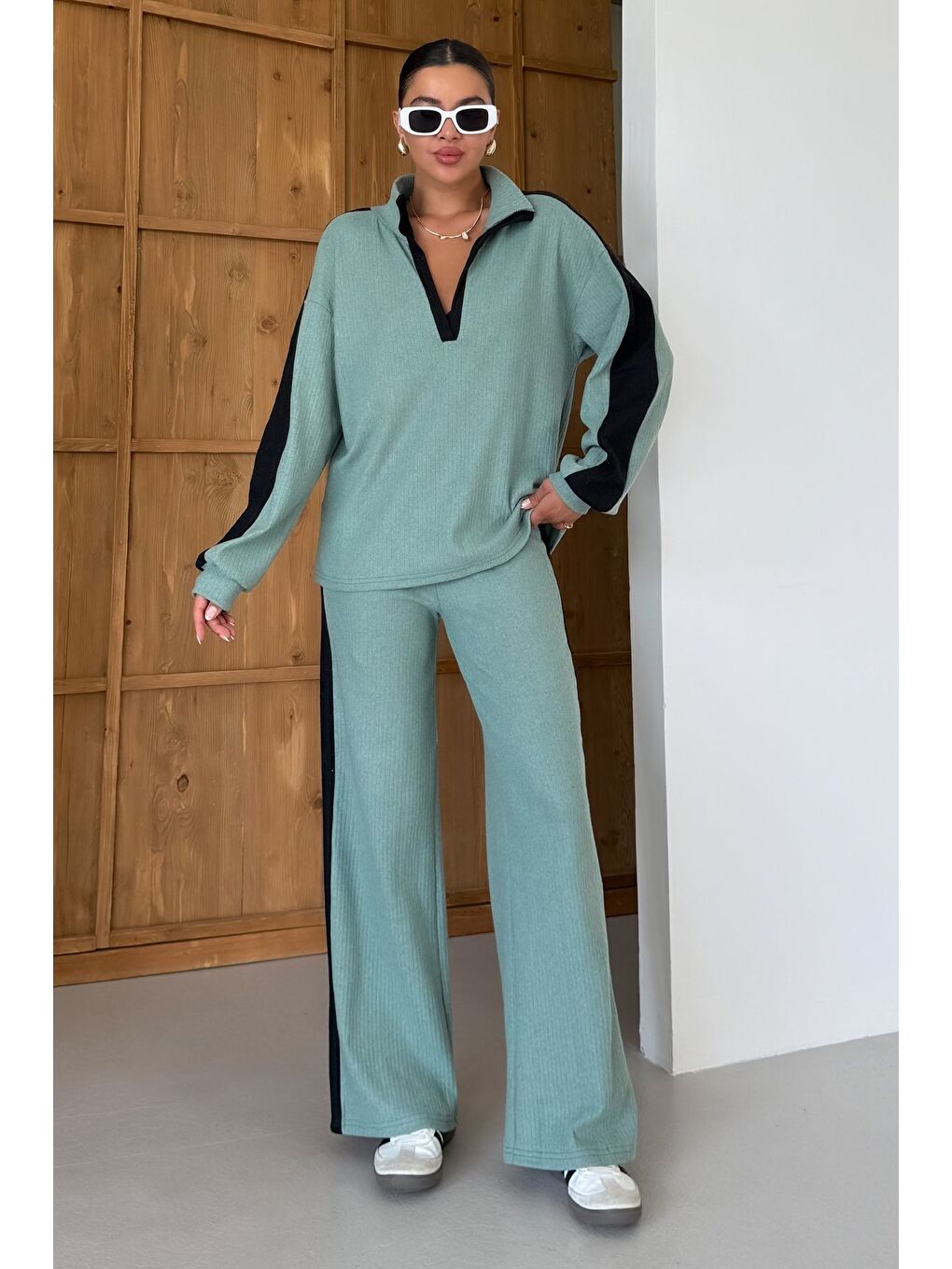 Kadın Mint Yeşili V Yaka Siyah Çizgi Detaylı Kazak Alt-Üst Pantolonlu Takım-1