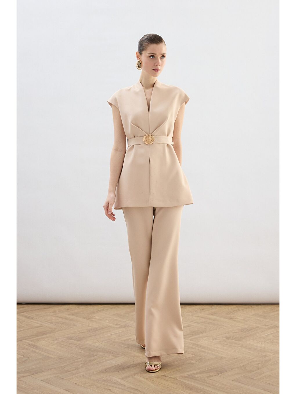 Aksesuar Kuşaklı Kolsuz Bluz - Bej