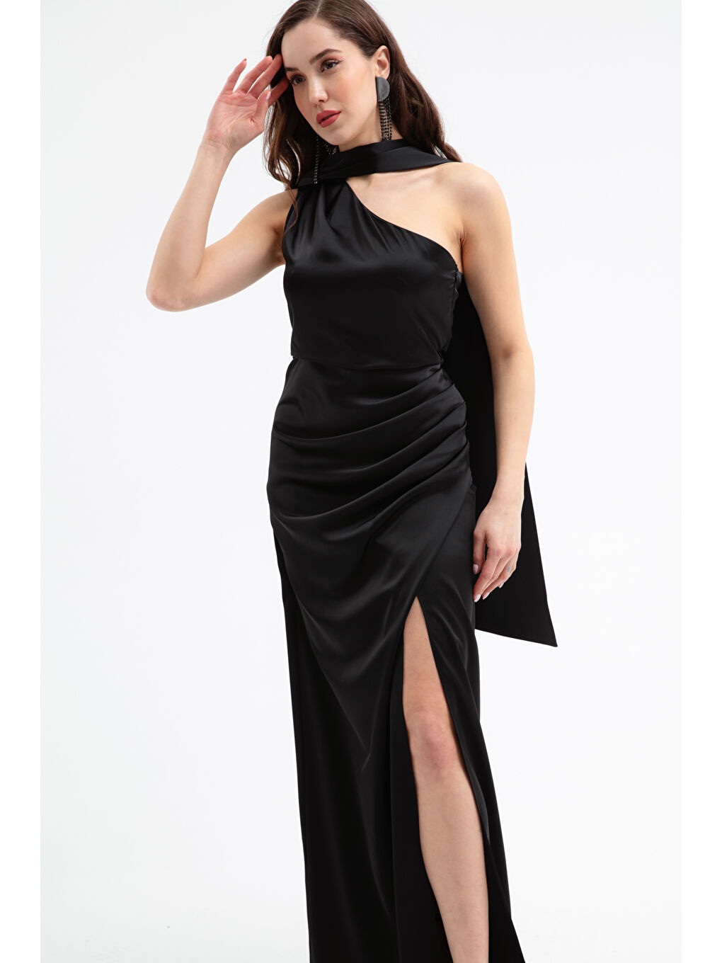 Kadın Siyah Fular Yaka Yırtmaçlı Uzun Saten Abiye Elbise-2