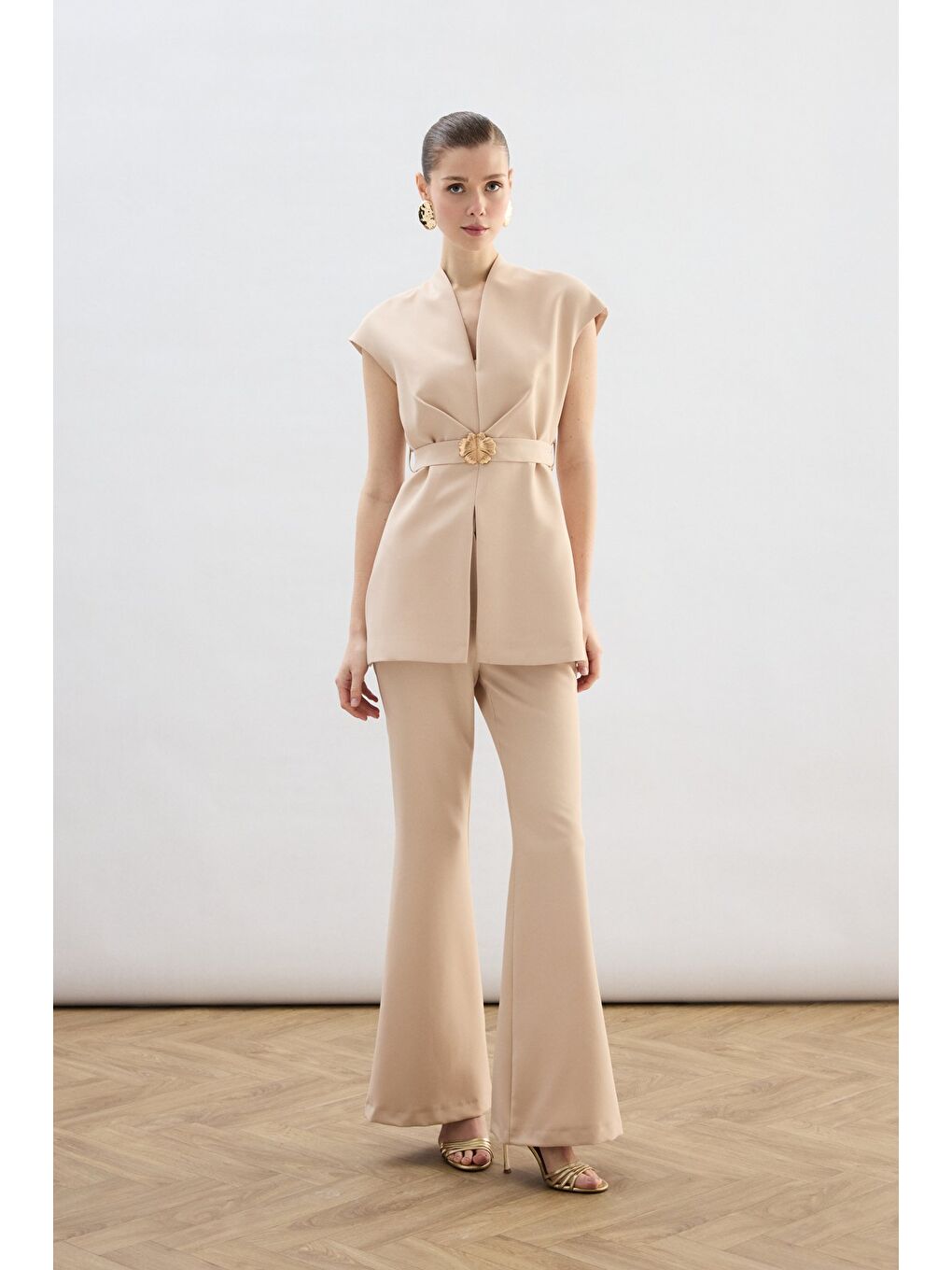 Aksesuar Kuşaklı Kolsuz Bluz - Bej-1