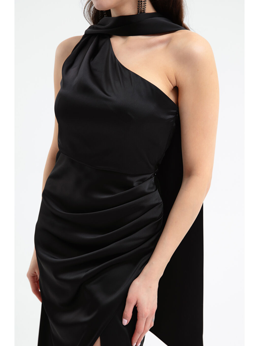 Kadın Siyah Fular Yaka Yırtmaçlı Uzun Saten Abiye Elbise-3