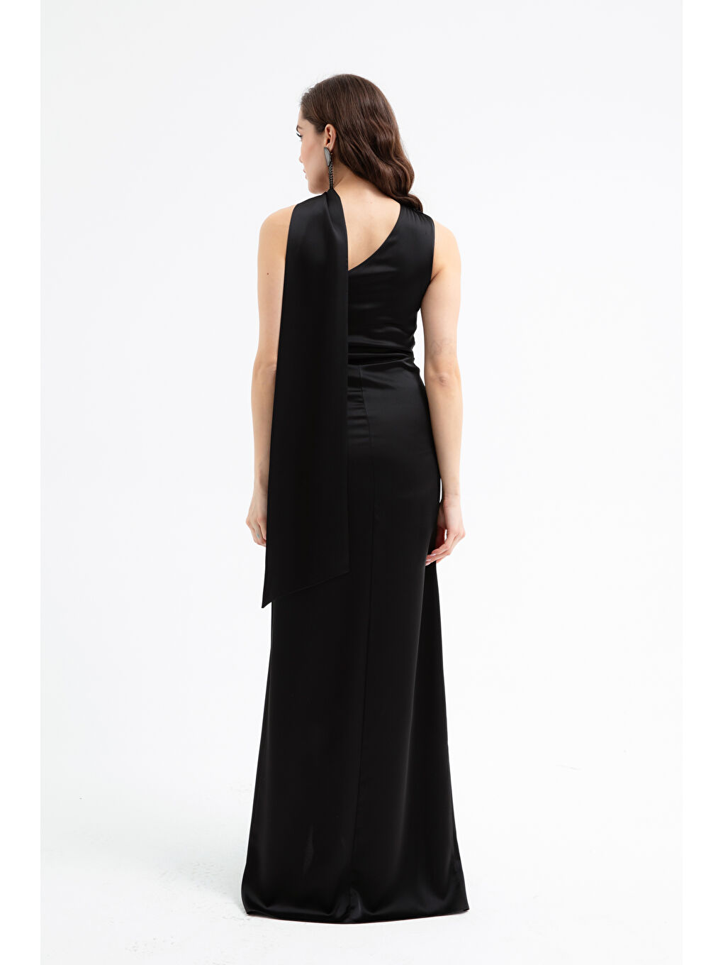 Kadın Siyah Fular Yaka Yırtmaçlı Uzun Saten Abiye Elbise-4