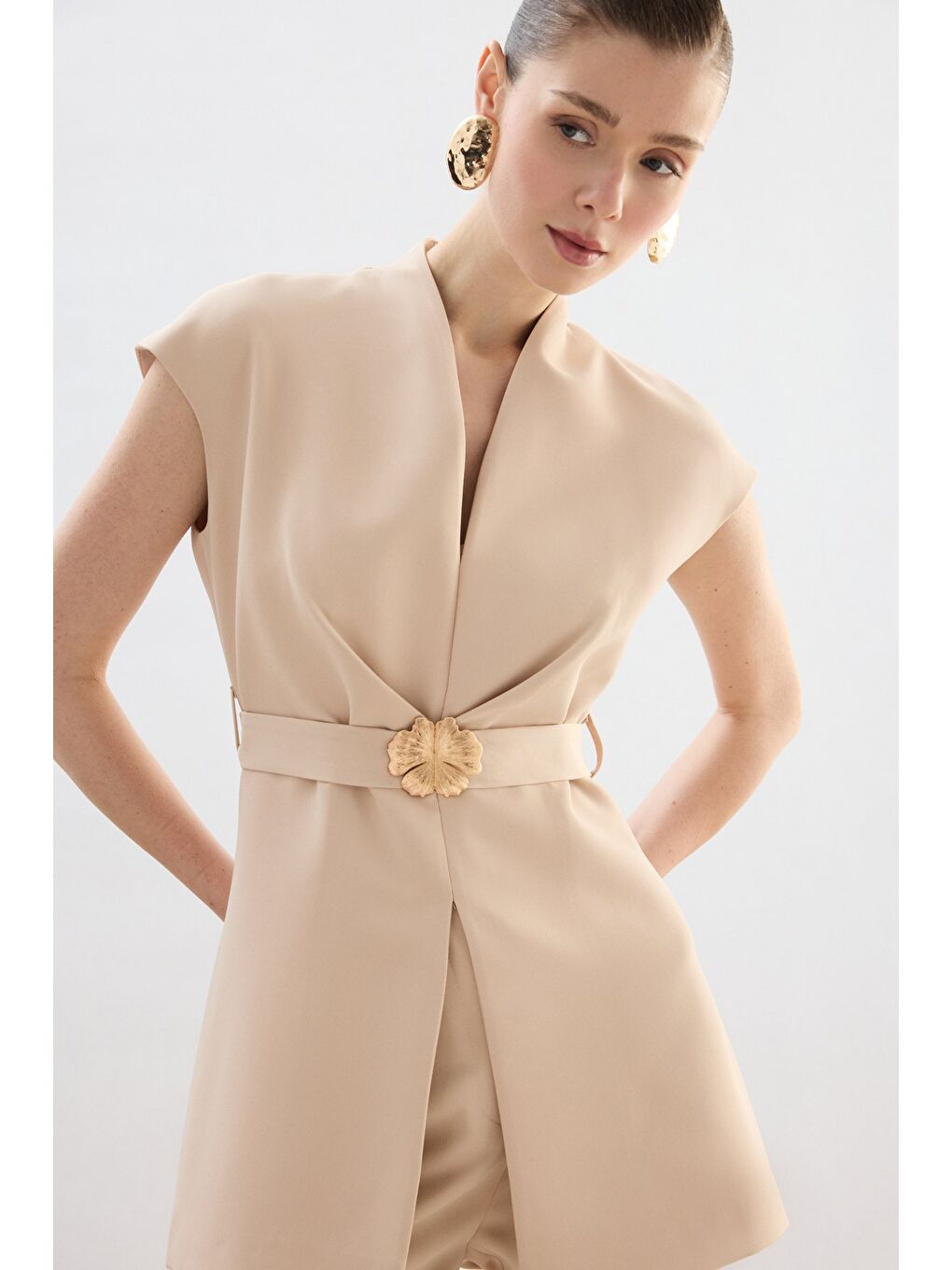 Aksesuar Kuşaklı Kolsuz Bluz - Bej-2