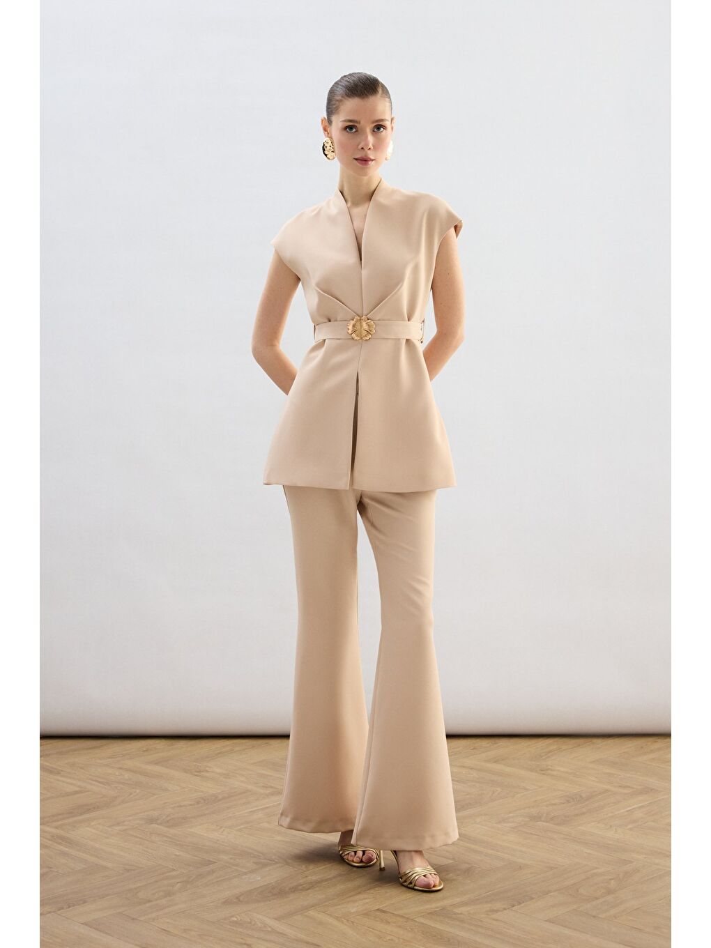 Aksesuar Kuşaklı Kolsuz Bluz - Bej-3