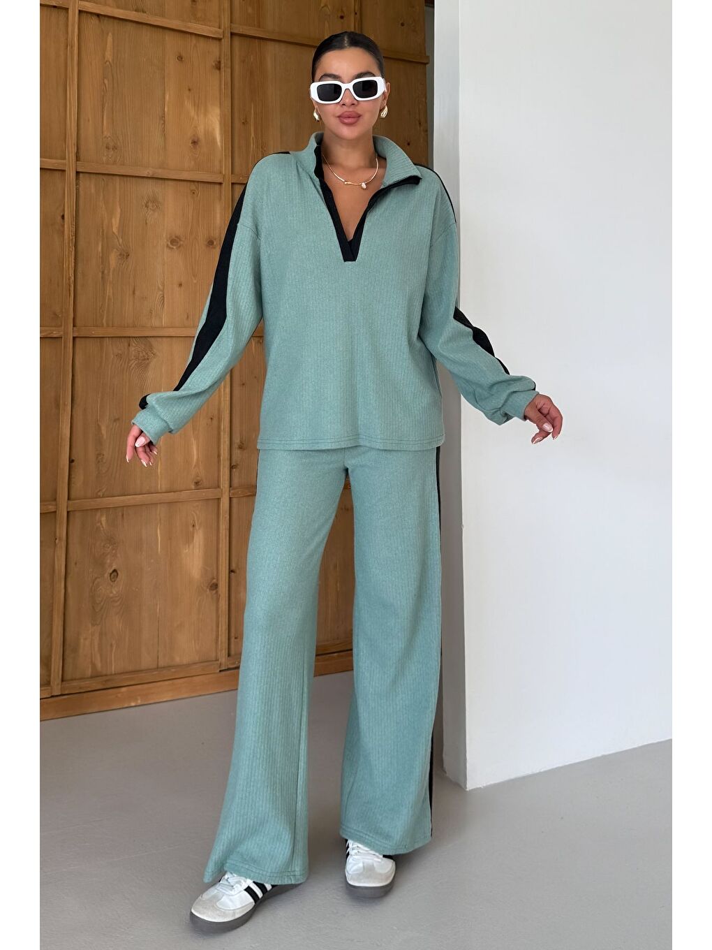 Kadın Mint Yeşili V Yaka Siyah Çizgi Detaylı Kazak Alt-Üst Pantolonlu Takım-3
