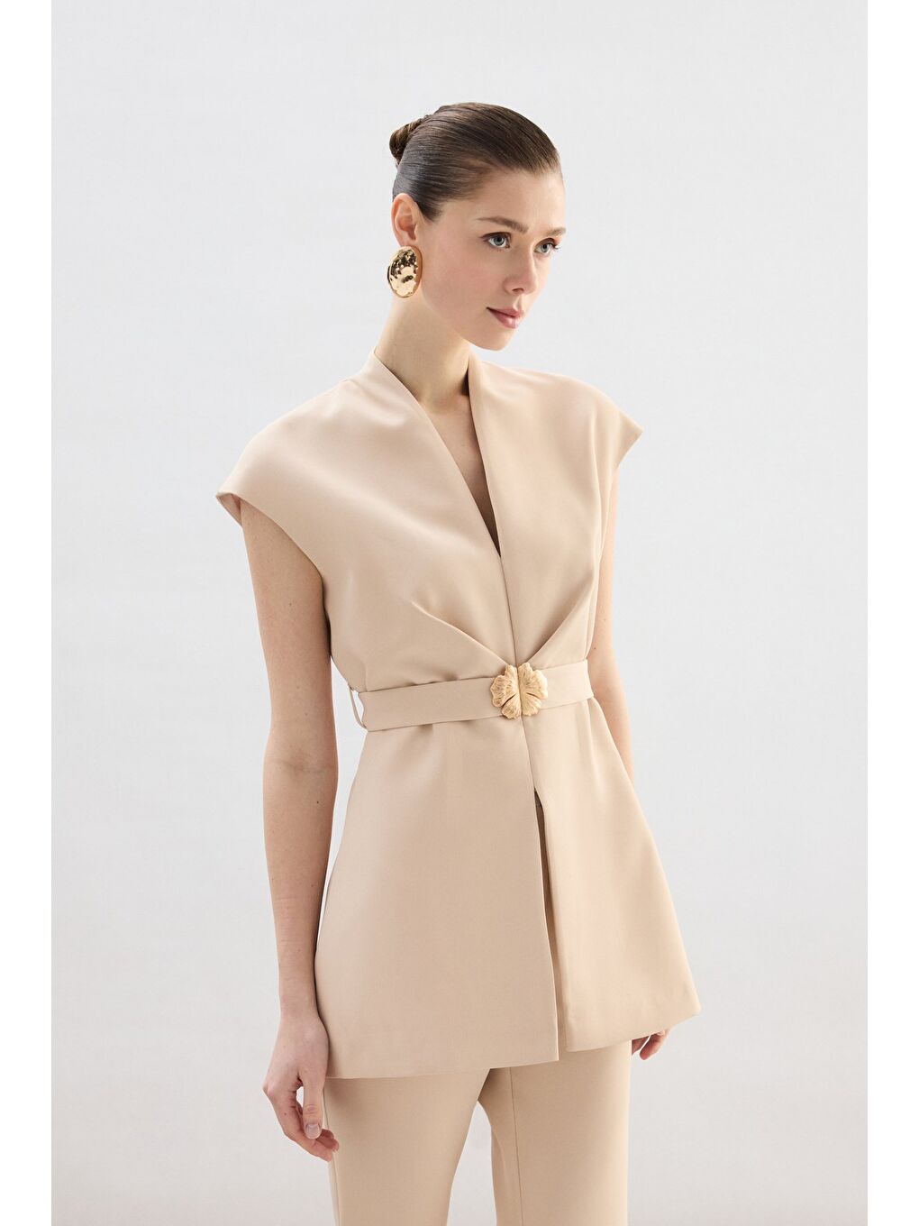 Aksesuar Kuşaklı Kolsuz Bluz - Bej-4