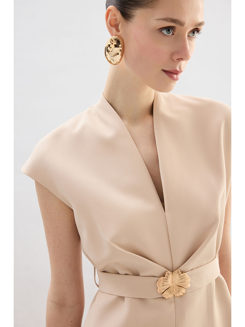 Aksesuar Kuşaklı Kolsuz Bluz - Bej-5
