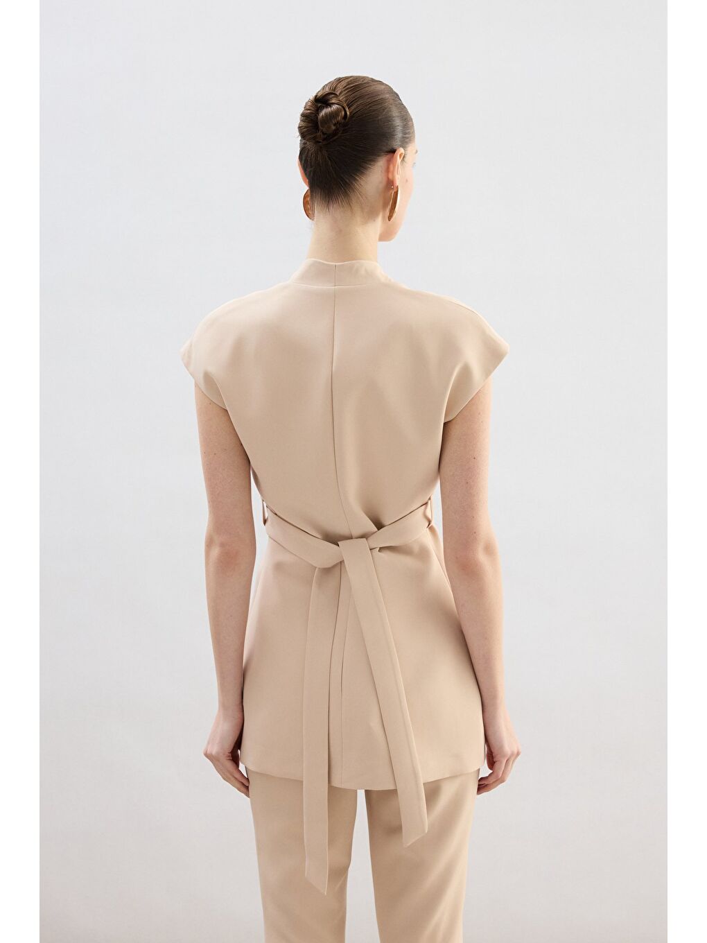 Aksesuar Kuşaklı Kolsuz Bluz - Bej-6