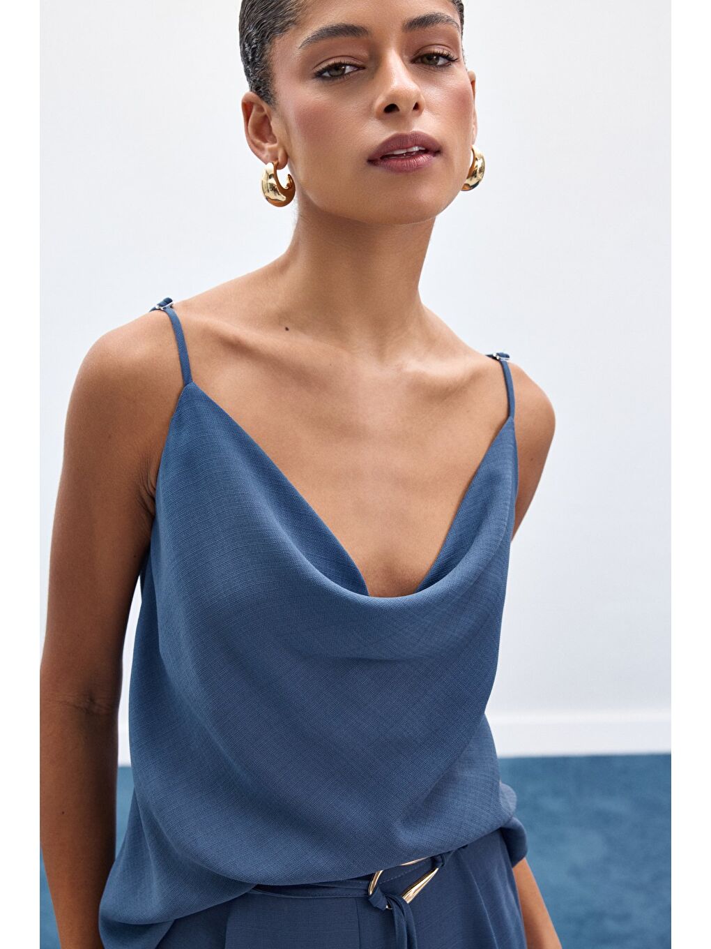 Degaje Yaka Dökümlü Bluz - İndigo-1