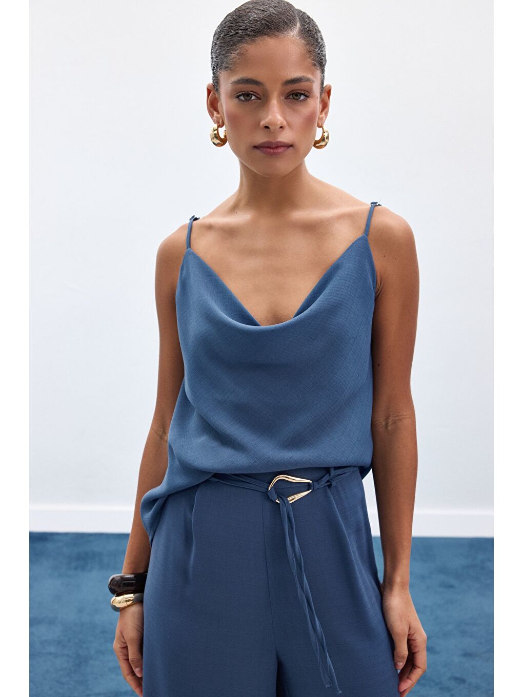 Degaje Yaka Dökümlü Bluz - İndigo-2