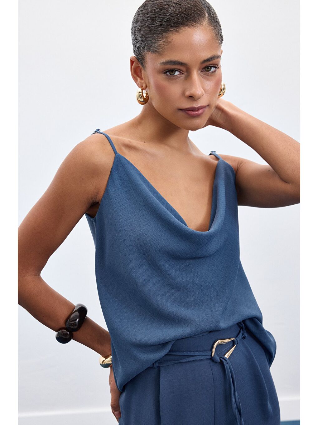 Degaje Yaka Dökümlü Bluz - İndigo-3