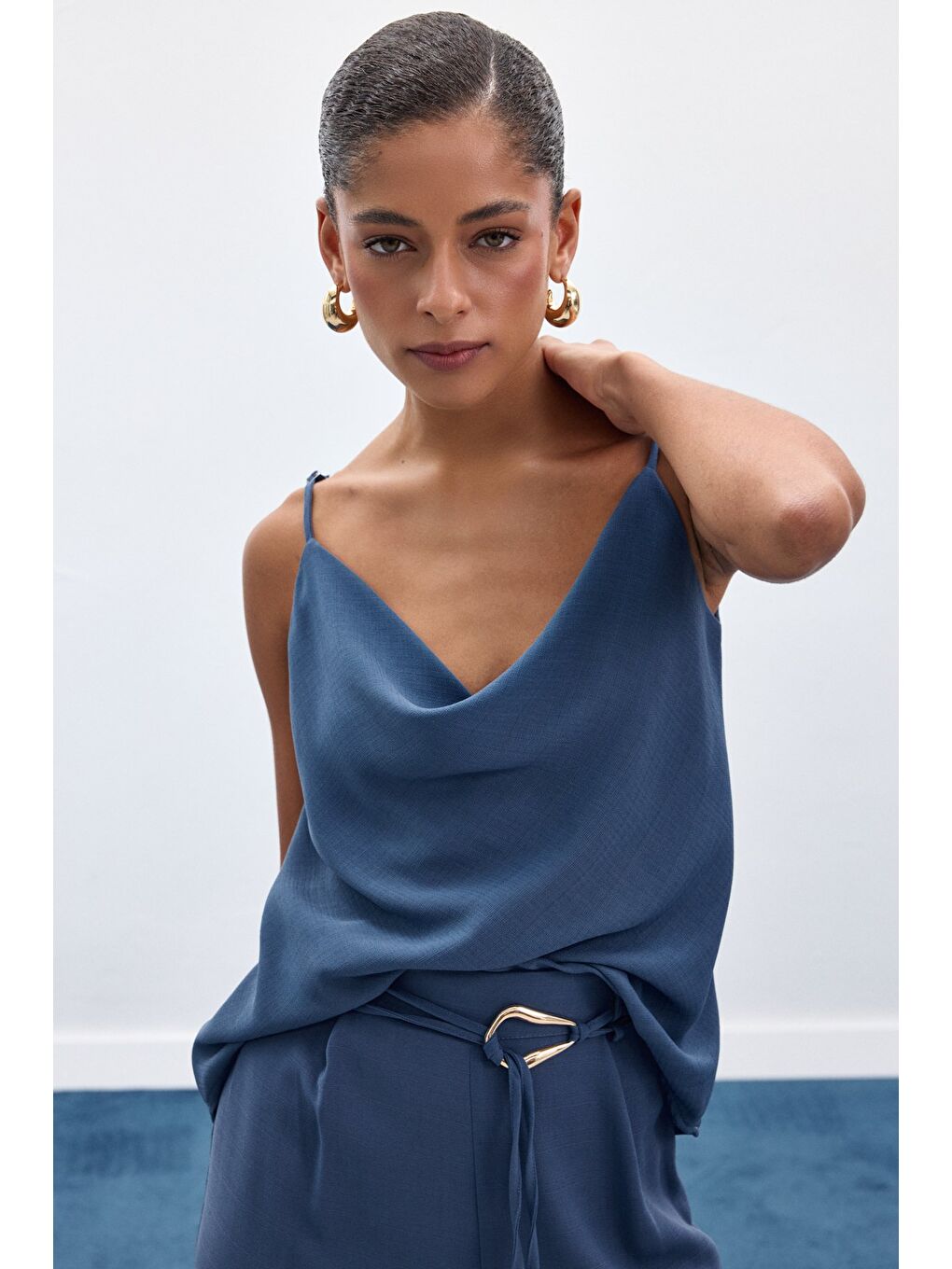 Degaje Yaka Dökümlü Bluz - İndigo-5