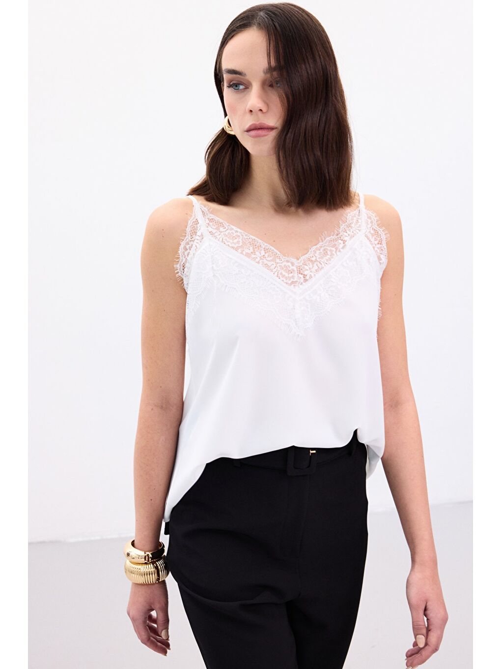 Dantel Detaylı Askılı Bluz - Ekru-1