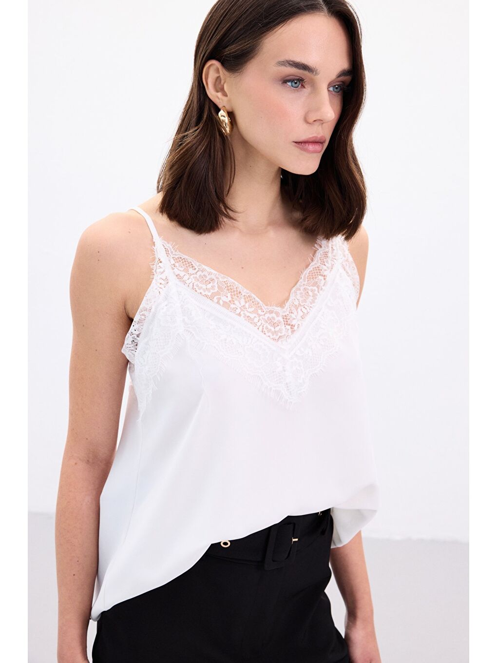 Dantel Detaylı Askılı Bluz - Ekru-2