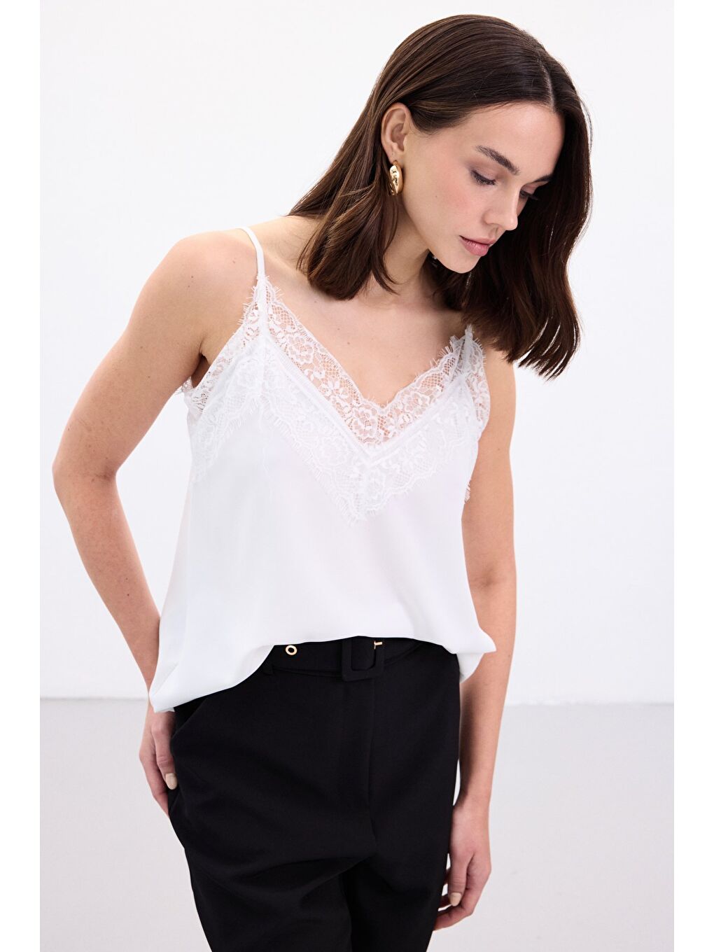 Dantel Detaylı Askılı Bluz - Ekru-3