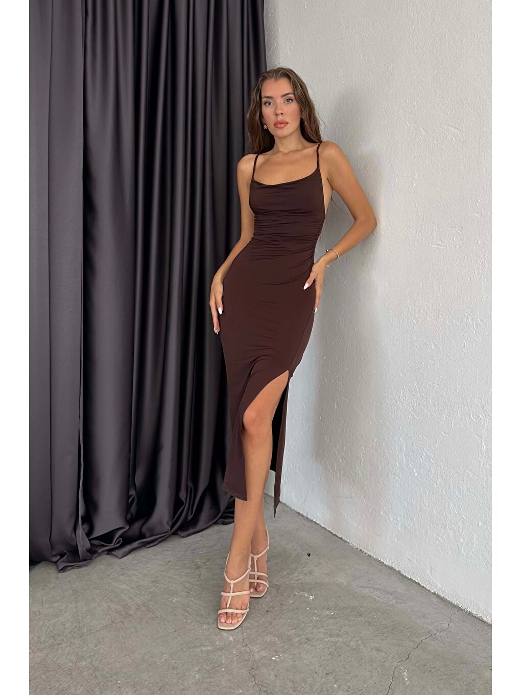 Kahverengi Kadın Kahve Askılı Yırtmaçlı Uzun Elbise 1009-1034-2