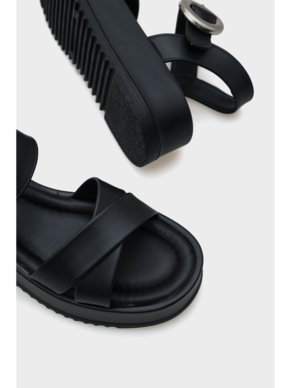 Siyah Dolly Çapraz Bantlı Konfor Tokalı Dolgu Topuklu Kadın Sandalet-3