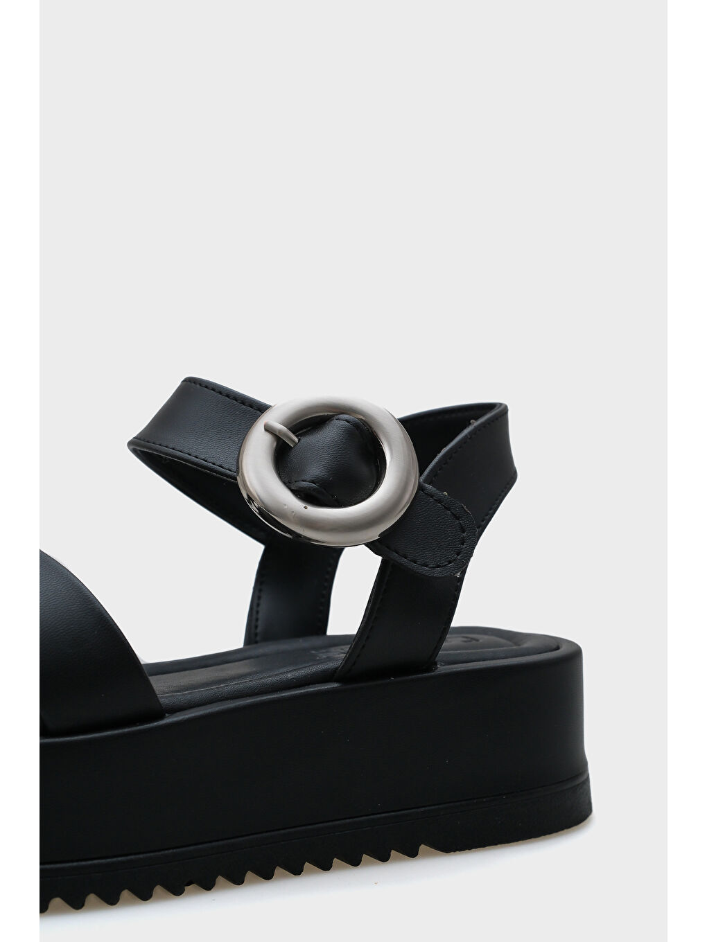 Siyah Dolly Çapraz Bantlı Konfor Tokalı Dolgu Topuklu Kadın Sandalet-4