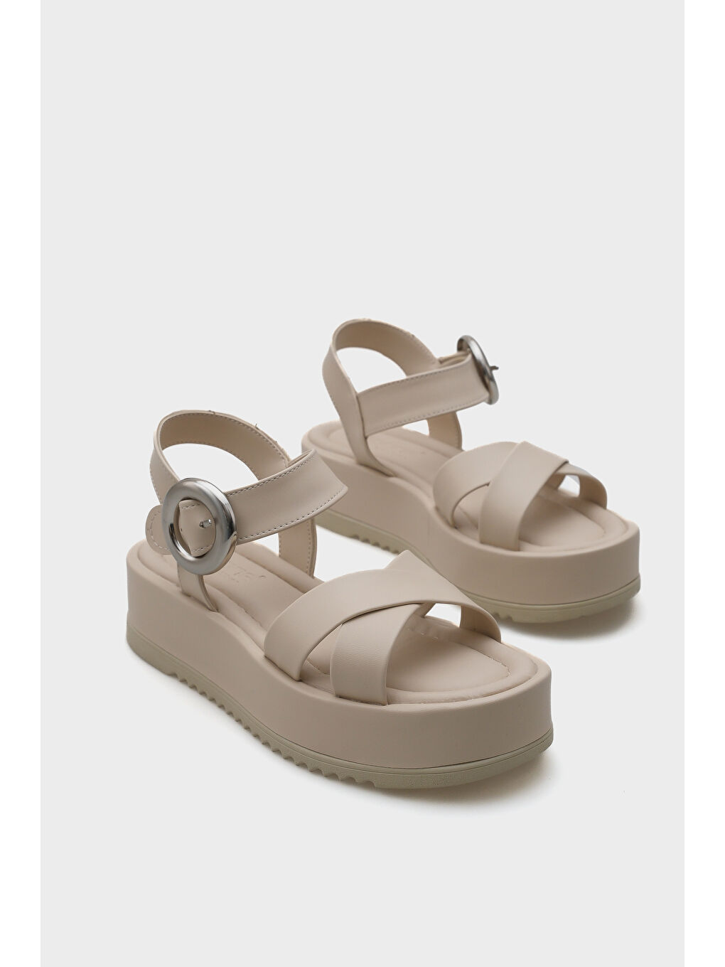 Bej Dolly Çapraz Bantlı Konfor Tokalı Dolgu Topuklu Kadın Sandalet-1