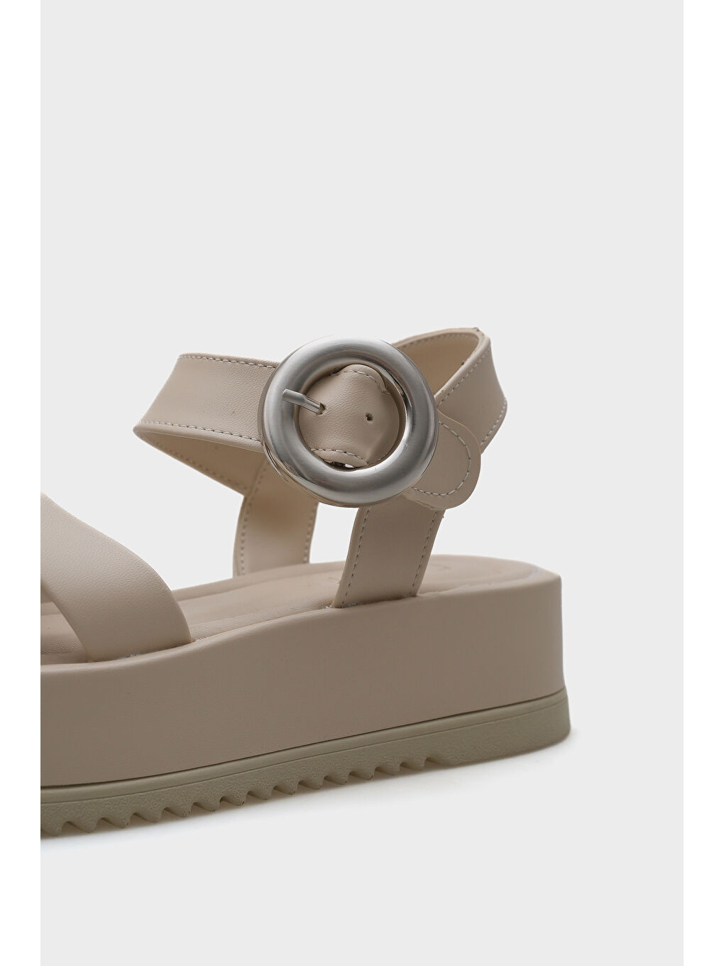 Bej Dolly Çapraz Bantlı Konfor Tokalı Dolgu Topuklu Kadın Sandalet-3