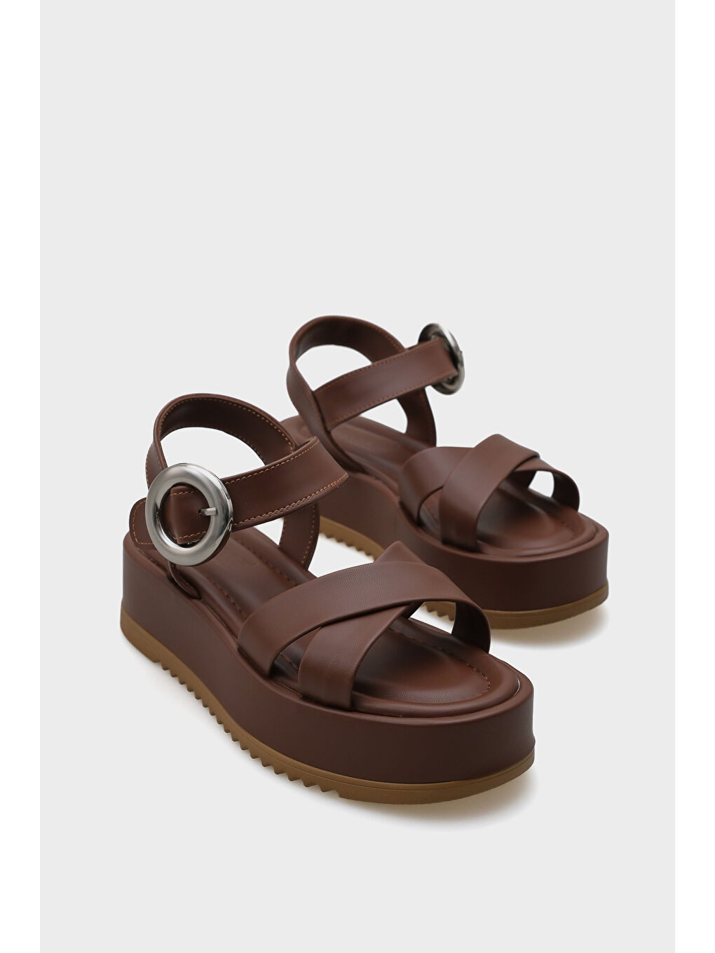 Kahverengi Dolly Çapraz Bantlı Konfor Tokalı Dolgu Topuklu Kadın Sandalet-1