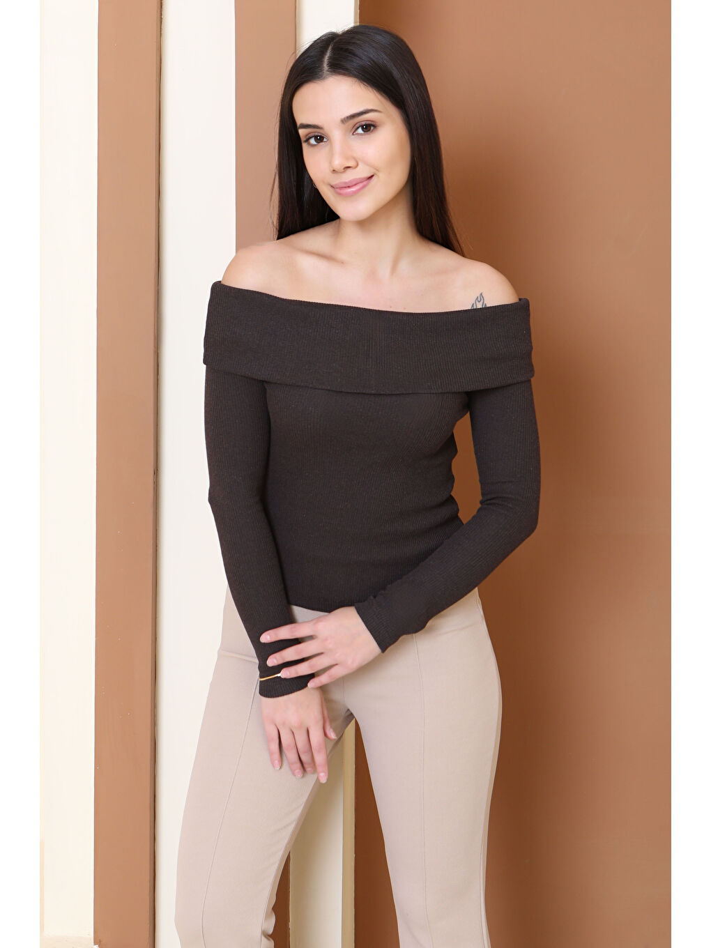 Kahverengi Madonna Yaka Kaşkorse Uzun kollu Bluz Kahve - 27897-KAHVE-2