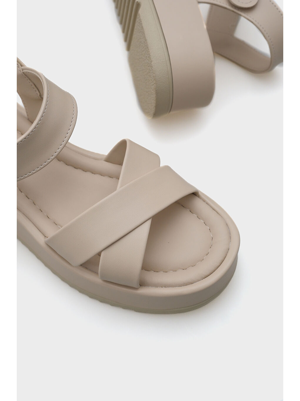 Bej Dolly Çapraz Bantlı Konfor Tokalı Dolgu Topuklu Kadın Sandalet-4