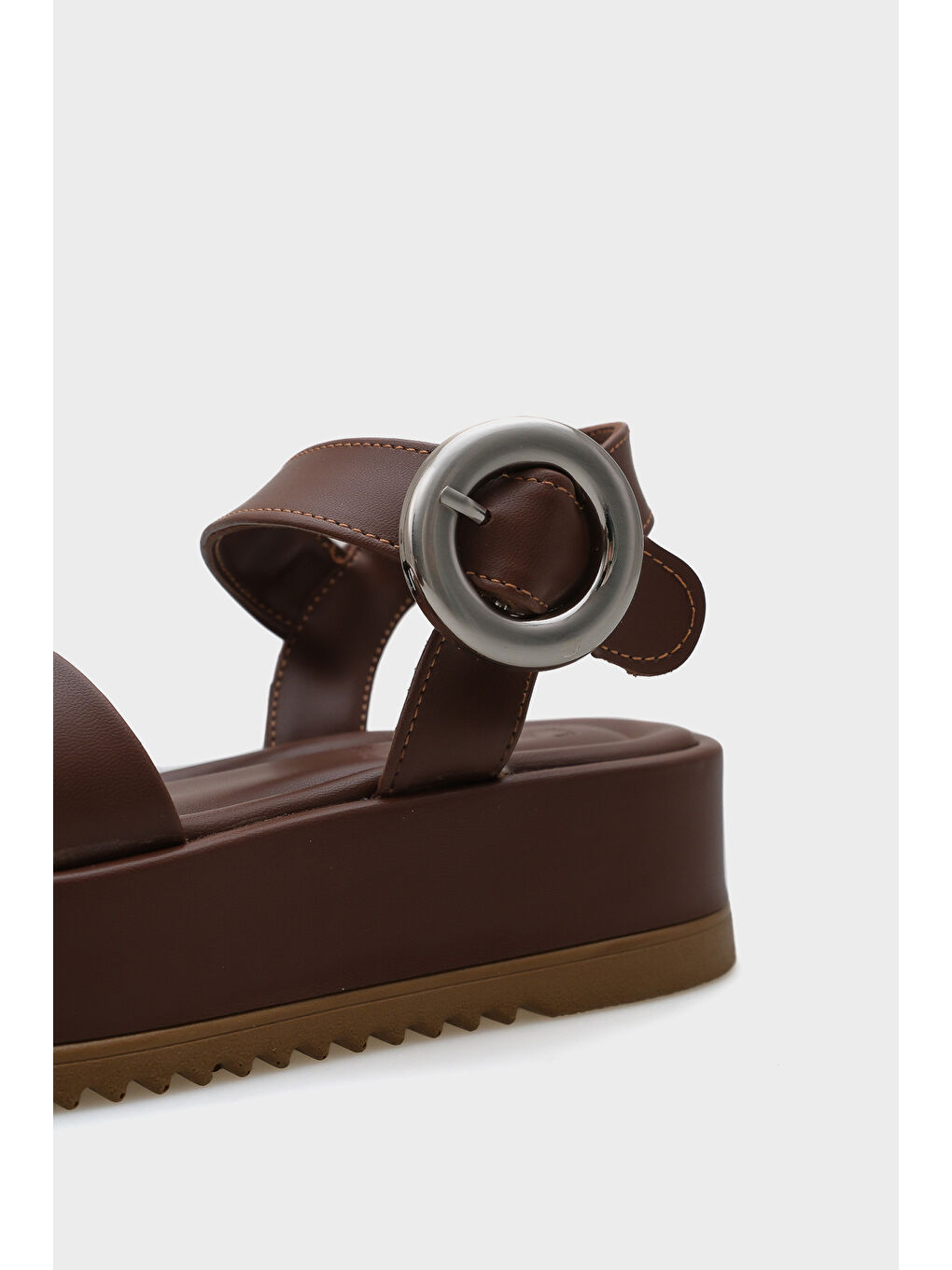 Kahverengi Dolly Çapraz Bantlı Konfor Tokalı Dolgu Topuklu Kadın Sandalet-3