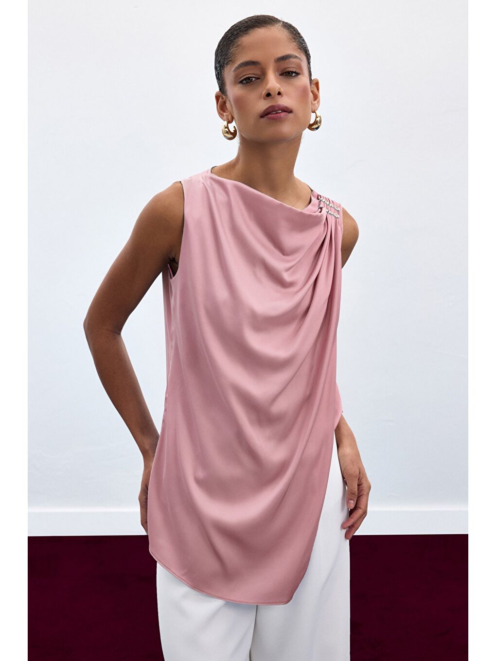 Aksesuar Detaylı Kolsuz Bluz - Pembe-1