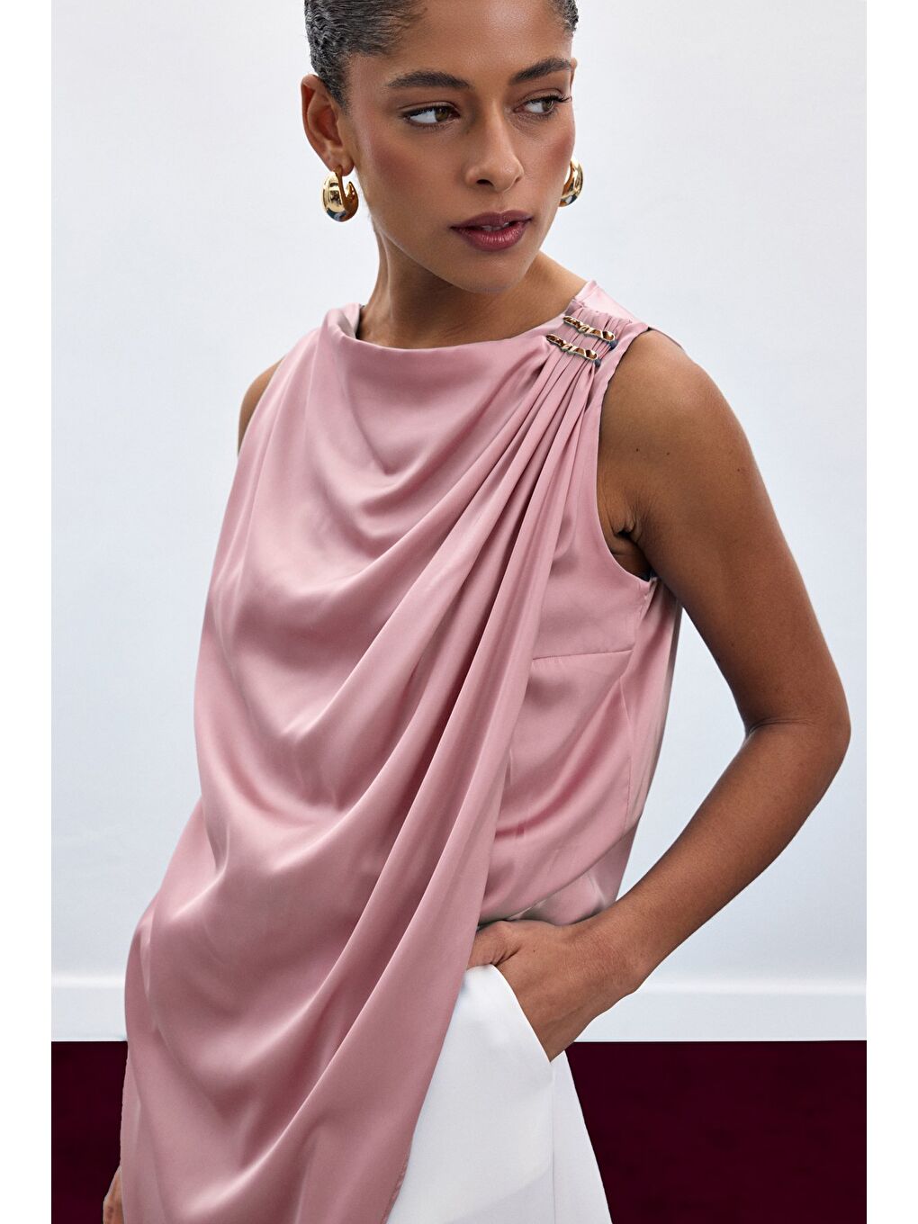 Aksesuar Detaylı Kolsuz Bluz - Pembe-2