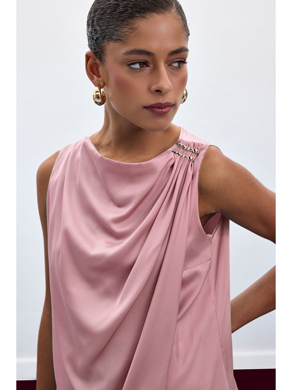 Aksesuar Detaylı Kolsuz Bluz - Pembe-3