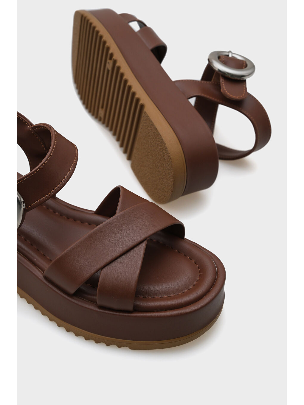 Kahverengi Dolly Çapraz Bantlı Konfor Tokalı Dolgu Topuklu Kadın Sandalet-5