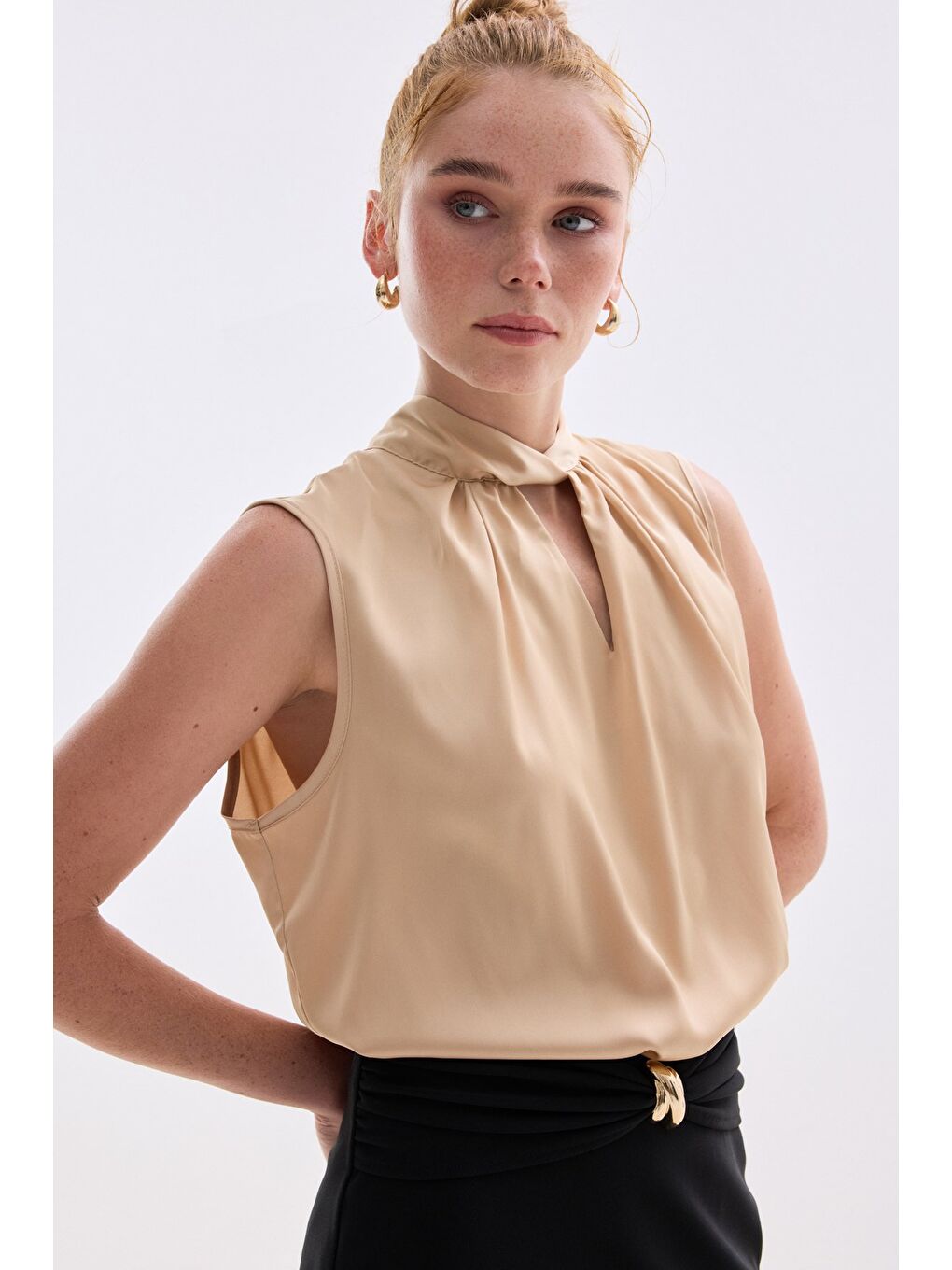 Kahverengi Yaka Detaylı Saten Bluz - Camel-1