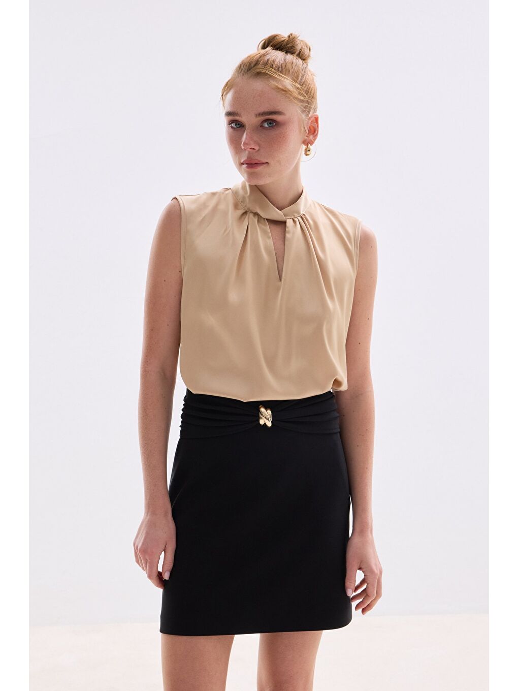 Kahverengi Yaka Detaylı Saten Bluz - Camel-2