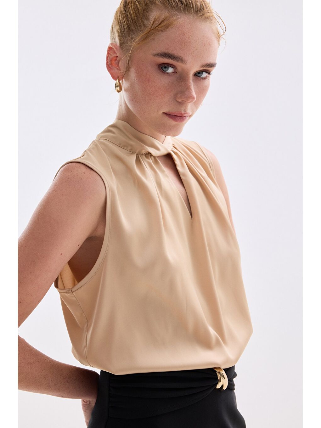 Kahverengi Yaka Detaylı Saten Bluz - Camel-3