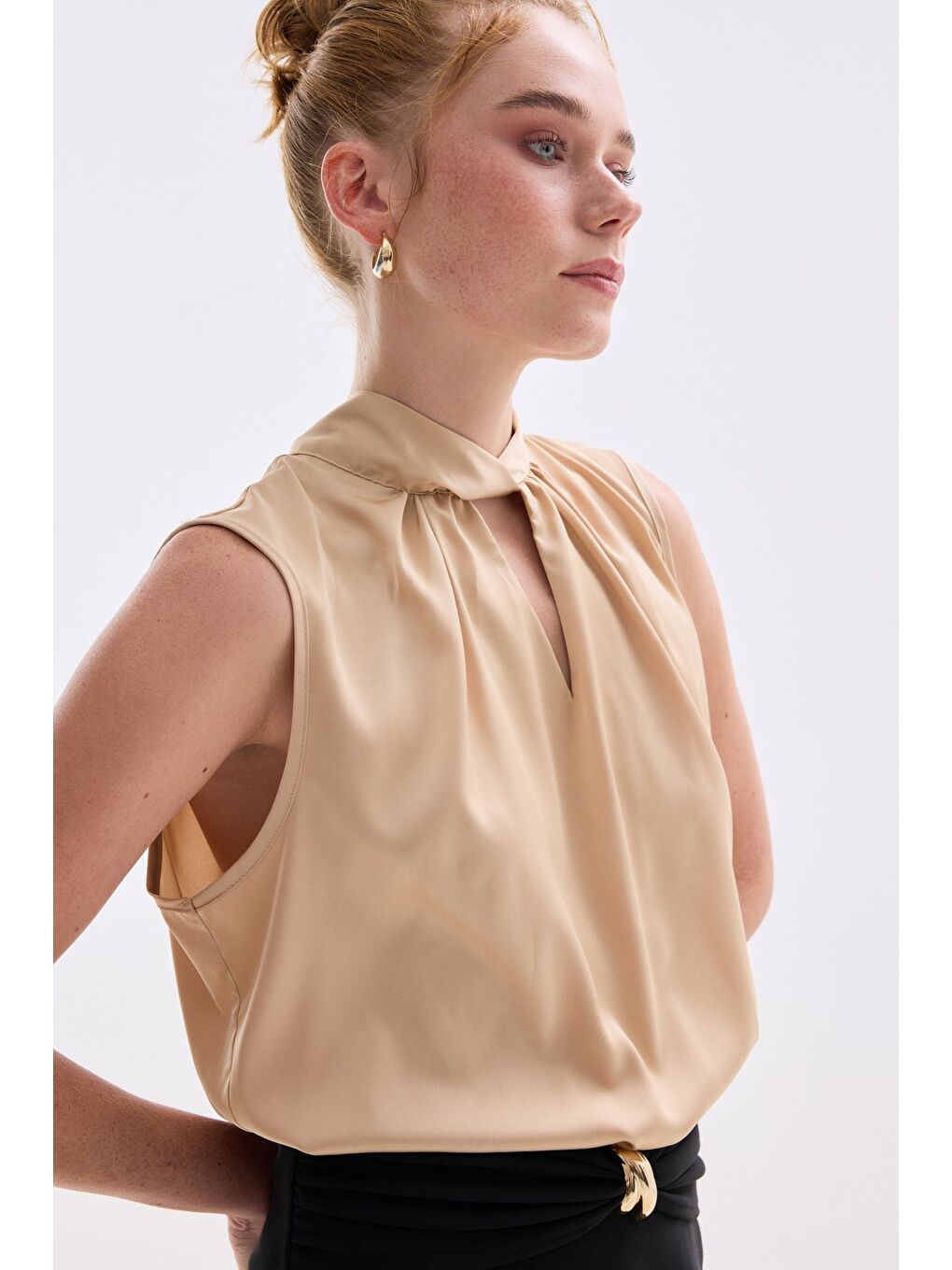 Kahverengi Yaka Detaylı Saten Bluz - Camel-4