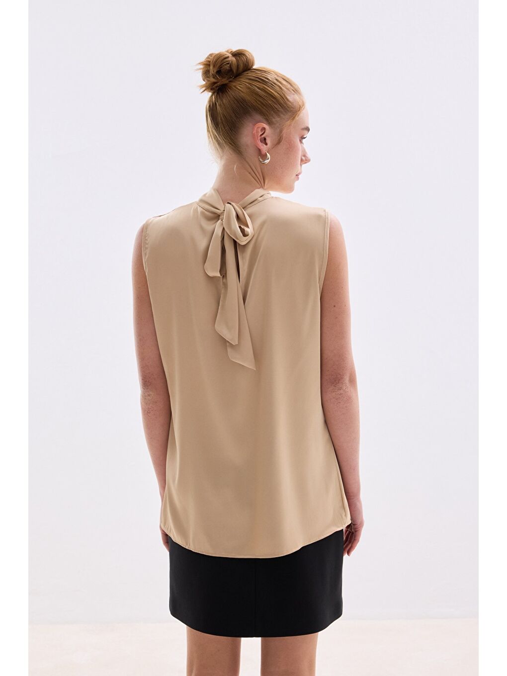 Kahverengi Yaka Detaylı Saten Bluz - Camel-6