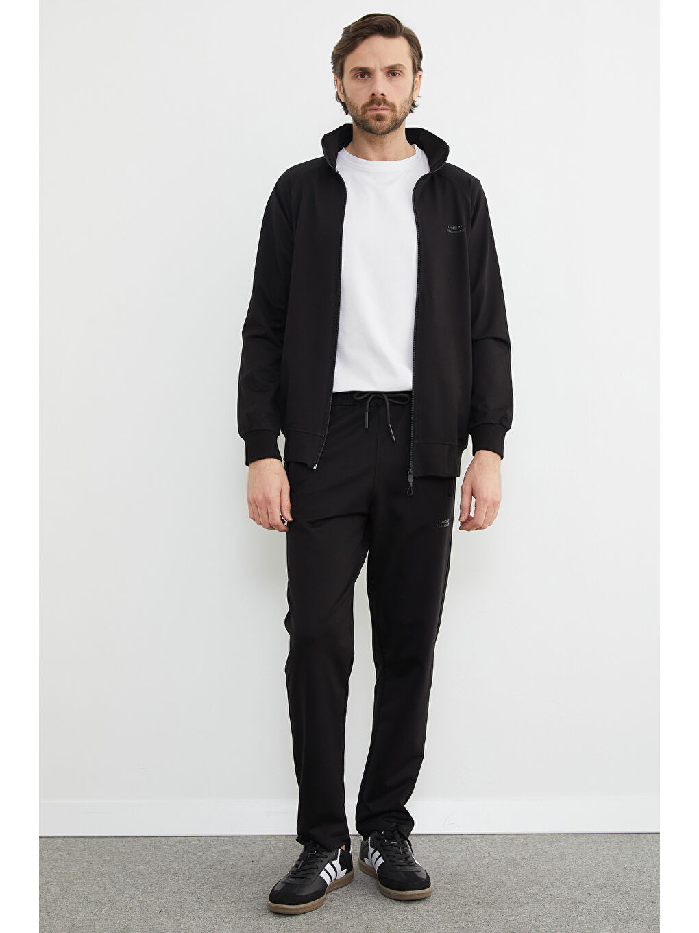 Siyah Yazı Kabartmalı Fermuarlı Eşofman Takımı