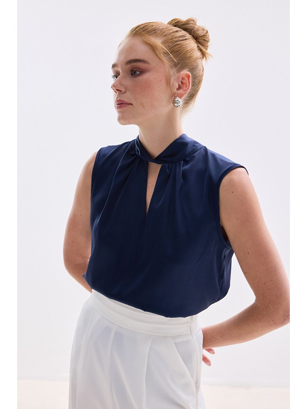 Yaka Detaylı Saten Bluz - Lacivert-2