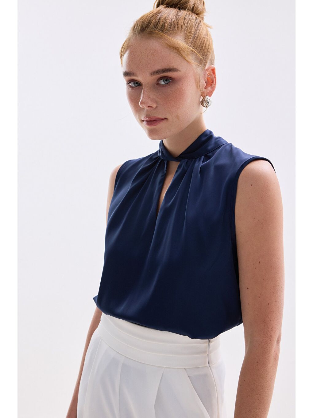 Yaka Detaylı Saten Bluz - Lacivert-3