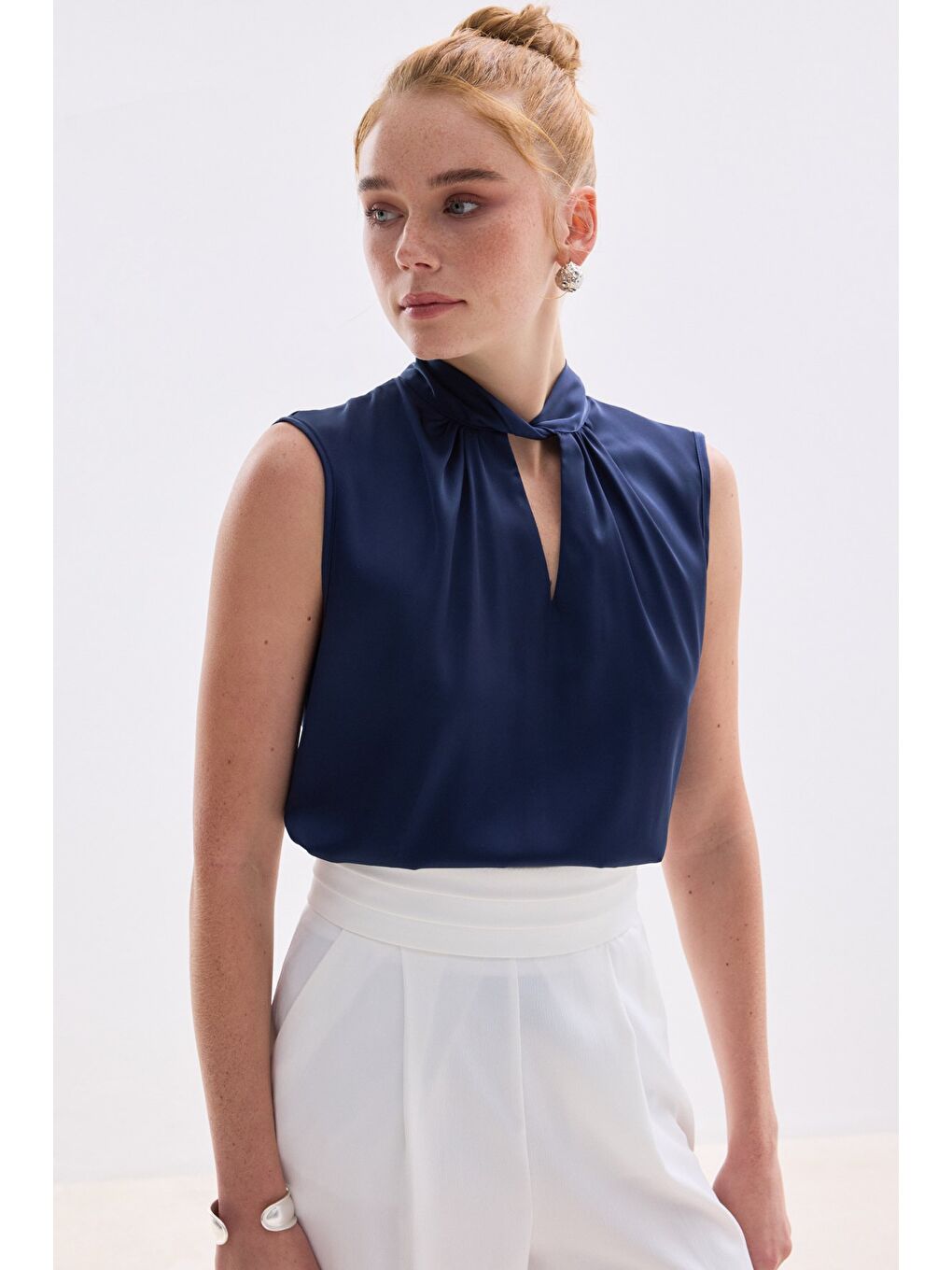 Yaka Detaylı Saten Bluz - Lacivert-4