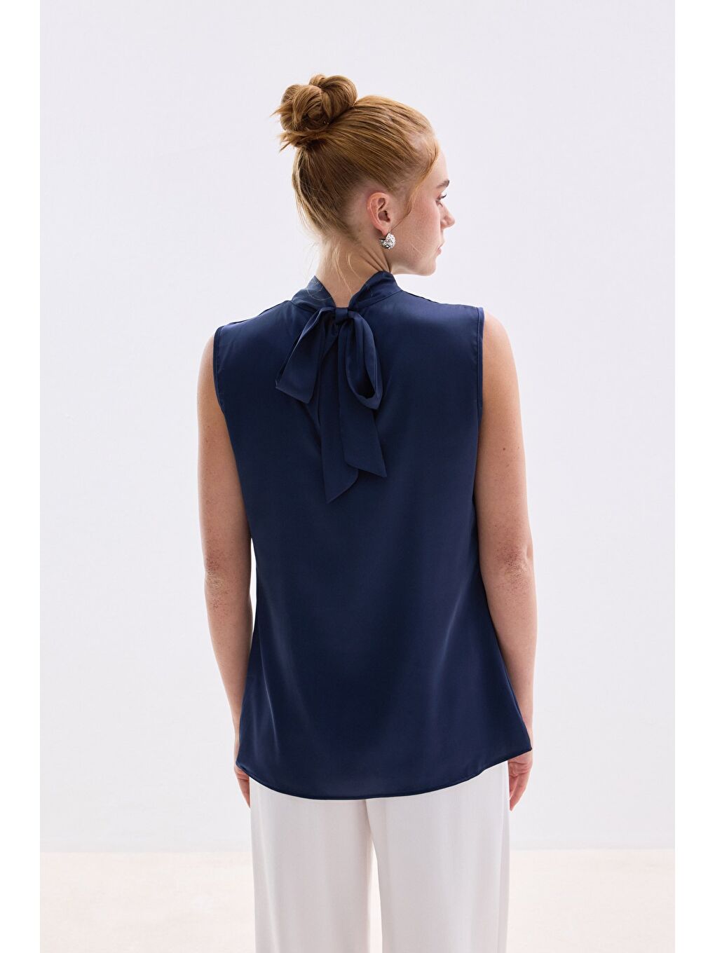 Yaka Detaylı Saten Bluz - Lacivert-5