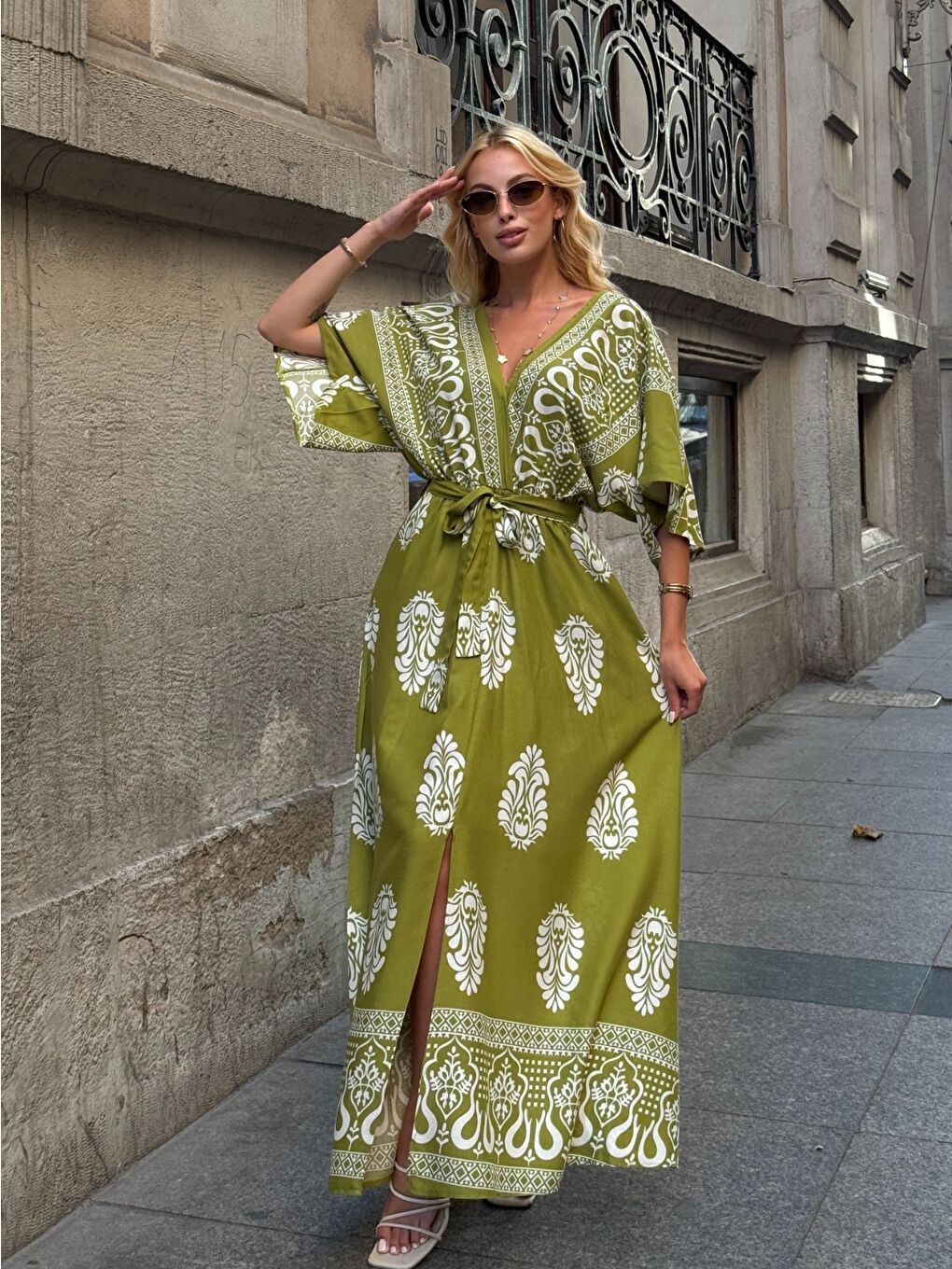 Yeşil Etnik Desenli Kuşaklı V Yaka Maxi Elbise